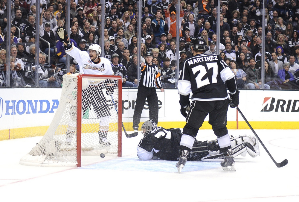 Буллит это. Лос Анджелес НХЛ 2014. Anaheim Ducks los Angeles Kings. Anaheim Ducks обои. НХЛ турнирная.