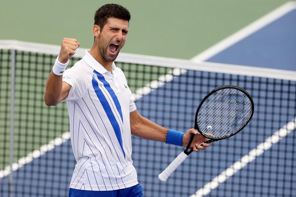 Новак Джокович празднует победу над Милошем Раоничем на Western & Southern Open в августе 2020 года